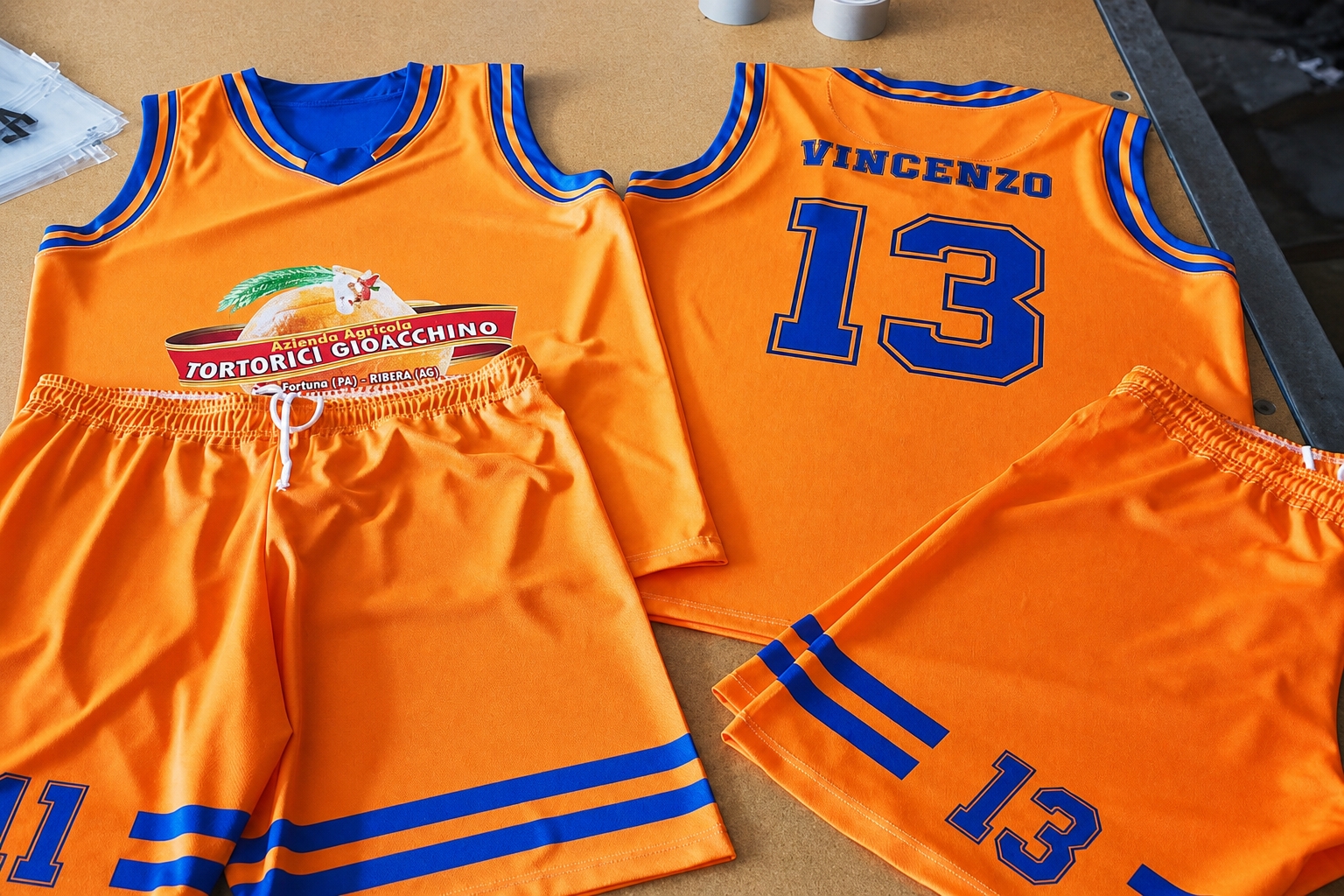 Divise basket arancioni e blu con nome e numero personalizzati