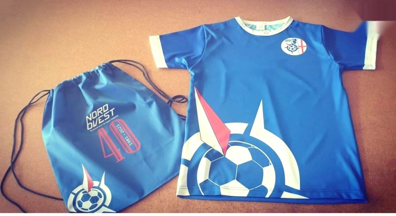 Maglia da calcio blu con borsone coordinato stampato