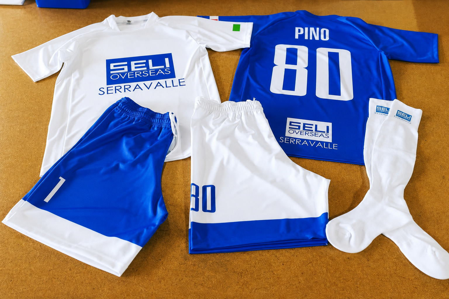 Kit calcio blu e bianco con calzettoni personalizzati