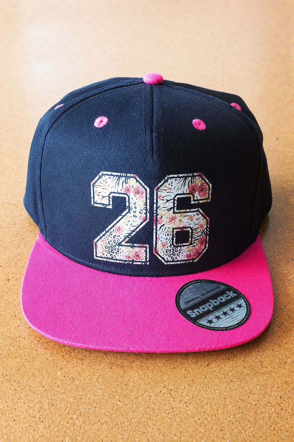 Cappellino snapback nero e fucsia con numero stampato