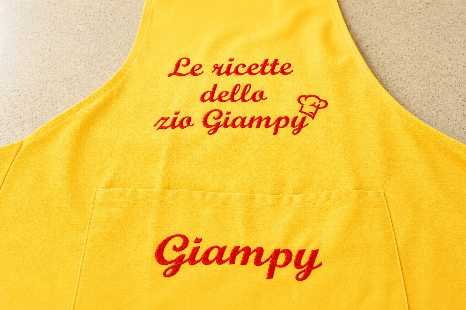 Grembiule giallo ricamato con dedica personalizzata