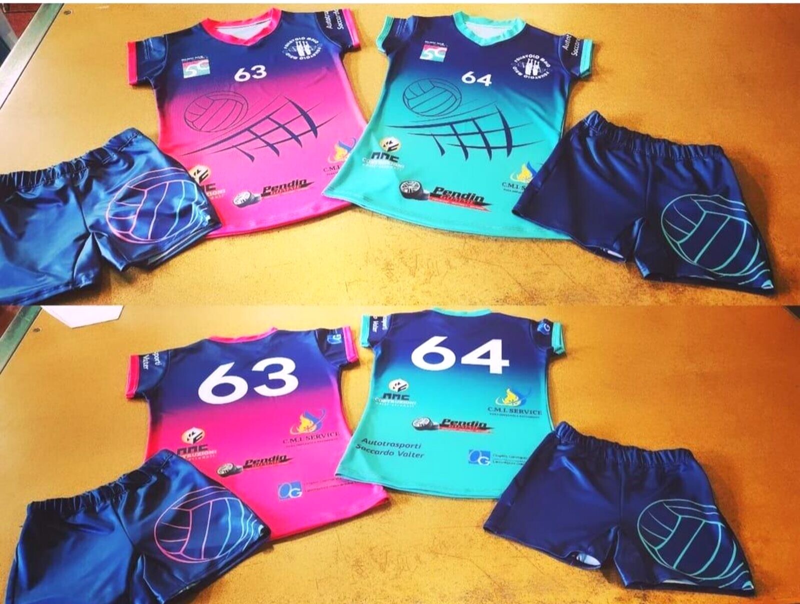 Due completi volley sfumati rosa e verde acqua, fronte e retro